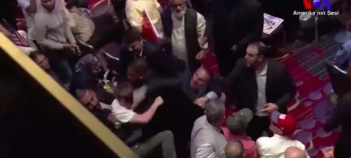 Νέα Υόρκη: Φρουροί του Ερντογάν ξυλοκόπησαν ξανά διαδηλωτές (βίντεο)